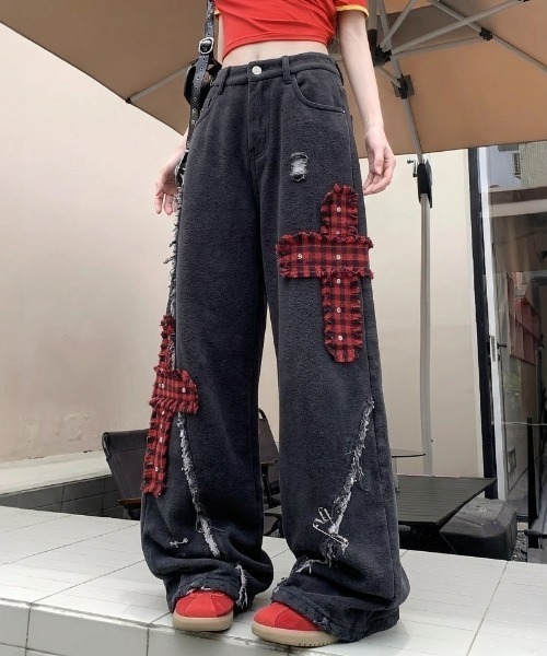 lilful(リルフル)の「【26年春夏新作】サイドチェッククロスワッペン付きデニムワイドパンツ(デニムパンツ・レディース・ブラック・L/M)」の1枚目の写真
