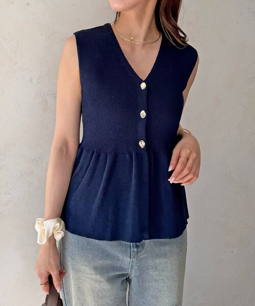 Thevon(ゼボン)の「ニュアンスボタンペプラムノースリニット(ニット/セーター・レディース・ネイビー/ベージュ/オリーブ・FREE)」の18枚目の写真