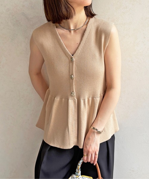 Thevon(ゼボン)の「ニュアンスボタンペプラムノースリニット(ニット/セーター・レディース・ネイビー/ベージュ/オリーブ・FREE)」の2枚目の写真