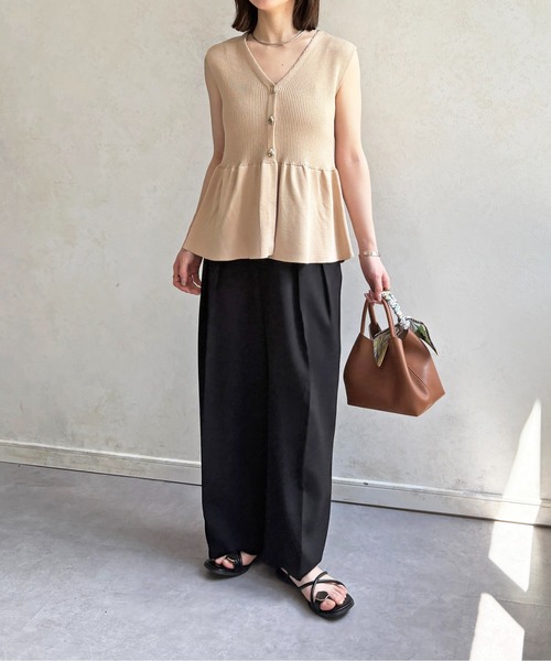 Thevon(ゼボン)の「ニュアンスボタンペプラムノースリニット(ニット/セーター・レディース・ネイビー/ベージュ/オリーブ・FREE)」の6枚目の写真