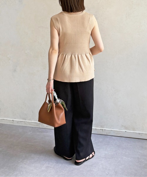 Thevon(ゼボン)の「ニュアンスボタンペプラムノースリニット(ニット/セーター・レディース・ネイビー/ベージュ/オリーブ・FREE)」の4枚目の写真