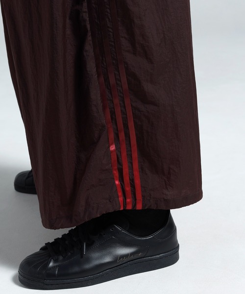 Y-3(ワイスリー)の「Y-3 GRADIENT 3 STRIPES NYLON WIDE PANTS(その他パンツ・メンズ・バーガンディー・X-SMALL/MEDIUM/SMALL/XX-SMALL/LARGE)」の8枚目の写真