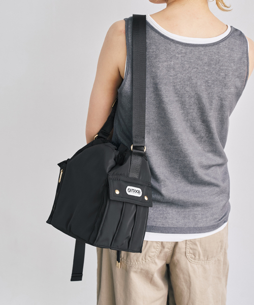Spick & Span(スピックアンドスパン)の「《別注》OUTDOOR PRODUCTS サイドポケットショルダーバッグ*(ショルダーバッグ・レディース・ベージュ/ブラック・FREE)」の3枚目の写真
