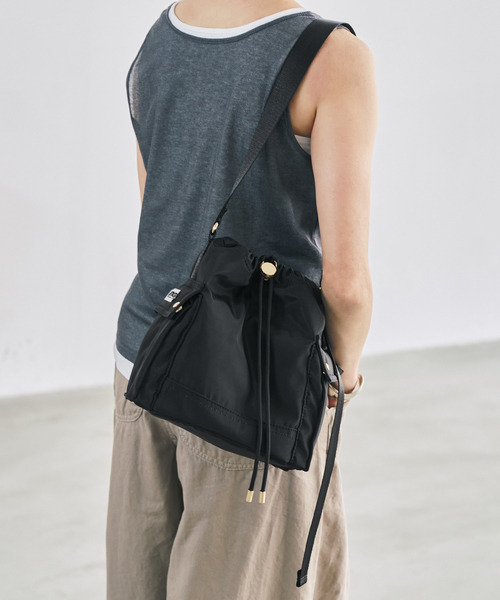 Spick & Span(スピックアンドスパン)の「《別注》OUTDOOR PRODUCTS サイドポケットショルダーバッグ*(ショルダーバッグ・レディース・ベージュ/ブラック・FREE)」の5枚目の写真