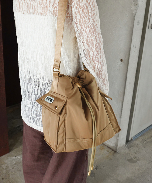 Spick & Span(スピックアンドスパン)の「《別注》OUTDOOR PRODUCTS サイドポケットショルダーバッグ*(ショルダーバッグ・レディース・ベージュ/ブラック・FREE)」の13枚目の写真