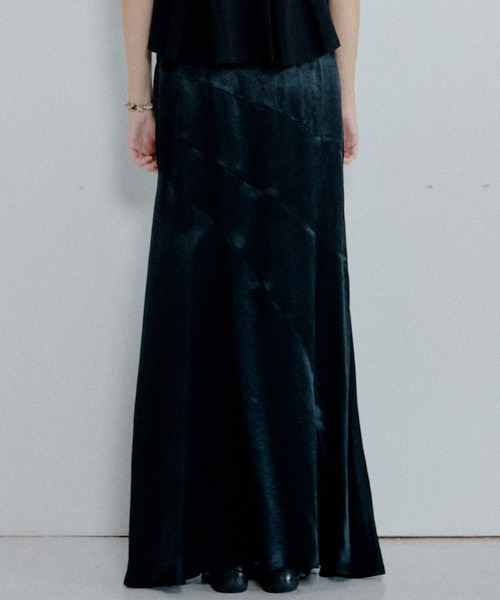 LE CIEL BLEU（ルシェルブルー）の「ソリッドサテンマキシスカート / Solid Satin Maxi Skirt（スカート・レディース・シルバー/ブラック・34/38/36）」の4枚目の写真