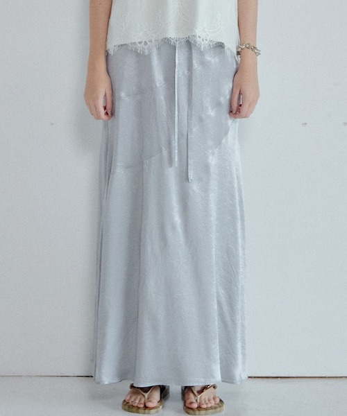 LE CIEL BLEU（ルシェルブルー）の「ソリッドサテンマキシスカート / Solid Satin Maxi Skirt（スカート・レディース・シルバー/ブラック・34/38/36）」の13枚目の写真