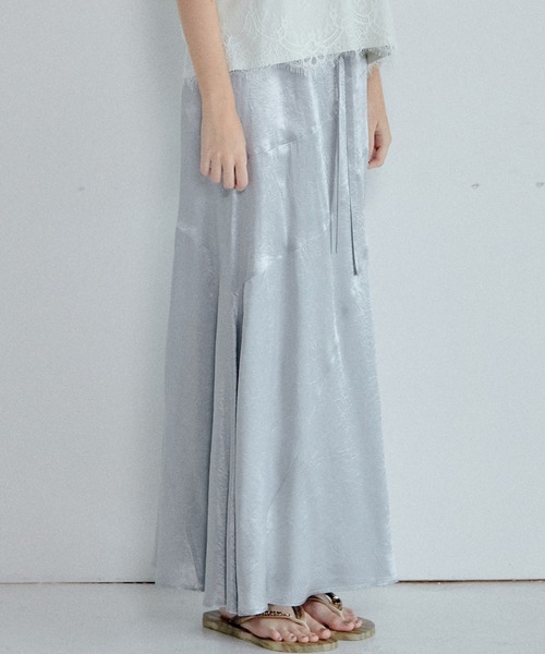 LE CIEL BLEU（ルシェルブルー）の「ソリッドサテンマキシスカート / Solid Satin Maxi Skirt（スカート・レディース・シルバー/ブラック・34/38/36）」の12枚目の写真