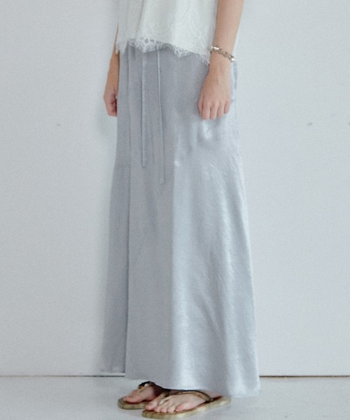 LE CIEL BLEU（ルシェルブルー）の「ソリッドサテンマキシスカート / Solid Satin Maxi Skirt（スカート・レディース・シルバー/ブラック・34/38/36）」の11枚目の写真