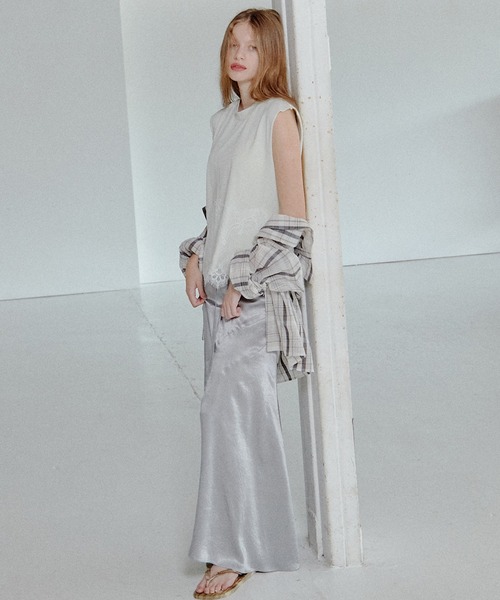 LE CIEL BLEU（ルシェルブルー）の「ソリッドサテンマキシスカート / Solid Satin Maxi Skirt（スカート・レディース・シルバー/ブラック・34/38/36）」の9枚目の写真