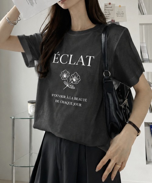sowme.(ソウミー)の「大人可愛く着映える?【フラワーイラスト フレンチロゴ ベーシック Tシャツ】(Tシャツ/カットソー・レディース・ホワイト系その他/ホワイト系その他2/スミクロ・SMALL/LARGE/MEDIUM)」の1枚目の写真