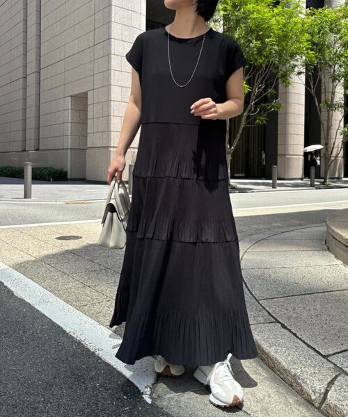 Jena espace merveilleux(ジェナ エスパスメルヴェイユ)の「ランダムプリーツワンピース(ワンピース・レディース・チャコールグレー/ブラウン・FREE)」の1枚目の写真