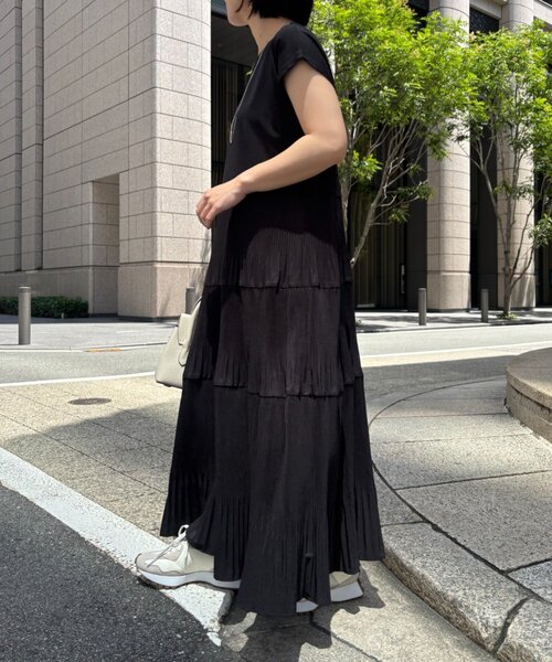 Jena espace merveilleux(ジェナ エスパスメルヴェイユ)の「ランダムプリーツワンピース(ワンピース・レディース・チャコールグレー/ブラウン・FREE)」の3枚目の写真