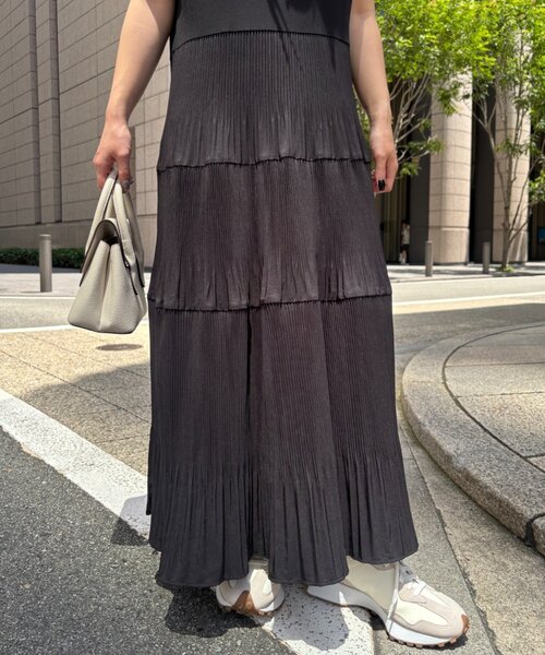 Jena espace merveilleux(ジェナ エスパスメルヴェイユ)の「ランダムプリーツワンピース(ワンピース・レディース・チャコールグレー/ブラウン・FREE)」の5枚目の写真