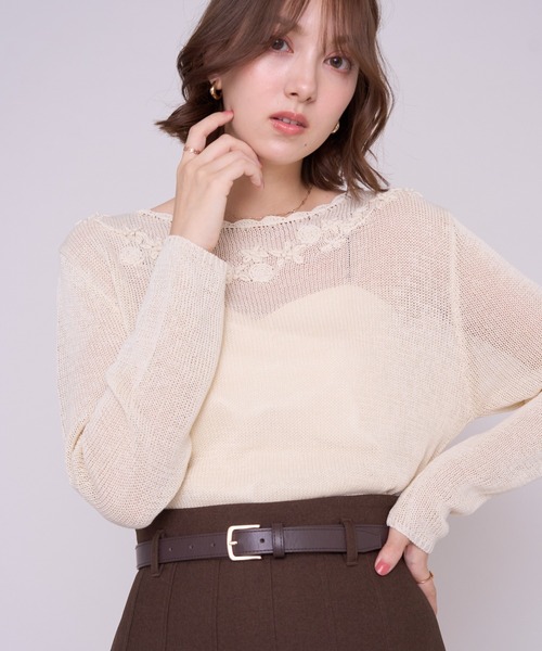 MISCH MASCH(ミッシュマッシュ)の「2026秋冬新作 スカラップネックフラワー刺繍ロング丈ニット(ニット/セーター・レディース・アイボリー/レッド/ブラウン・フリ-)」の2枚目の写真