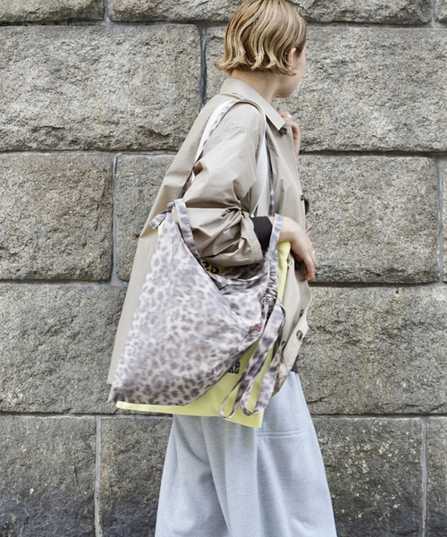 JOURNAL STANDARD LUXE(ジャーナルスタンダード ラックス)の「T's LEO TAFFETA BAG(トートバッグ・レディース・ベージュ・FREE)」の4枚目の写真