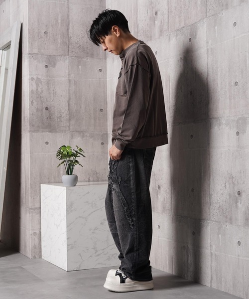 1111clothing(ワンフォークロージング)の「グランジ セミワイド ストレートデニムパンツ / Grunge Semi-Wide Straight Denim Pants(デニムパンツ・メンズ・ブラック・L/M)」の3枚目の写真
