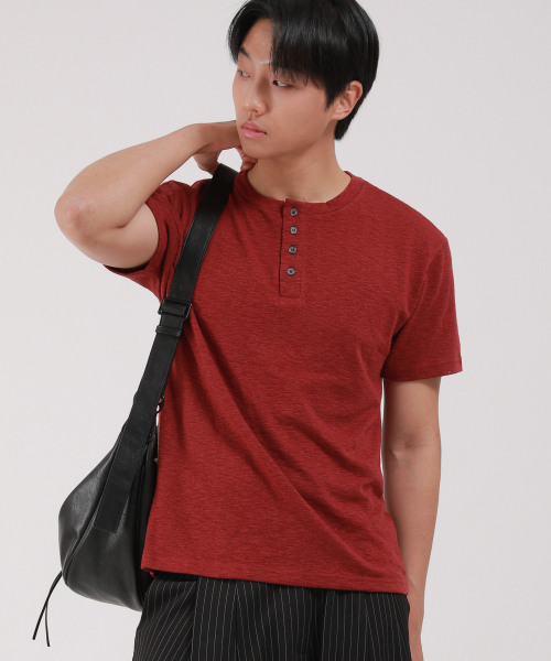 DEVELOVE(デヴローブ)の「スラブヘンリーネック半袖Tシャツ_バーガンディ(Tシャツ/カットソー・メンズ・バーガンディー・LARGE/MEDIUM/XX-LARGE/X-LARGE)」の2枚目の写真