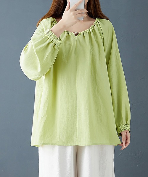 Doux Belle(ドゥーベル)の「ギャザーネックシャーリングブラウス(シャツ/ブラウス・レディース・ホワイト/ライム・MEDIUM/LARGE/X-LARGE)」の4枚目の写真