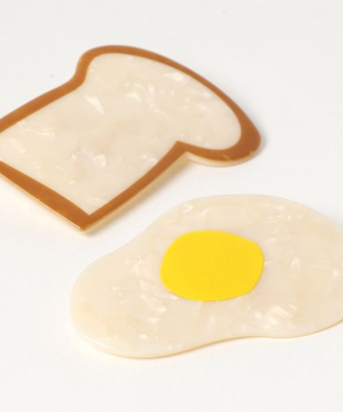 Ne-net（ネネット）の「あさごはんアクリルアクセサリー（ブローチ/コサージュ・レディース・ベージュ/イエロー・フリー）」の4枚目の写真