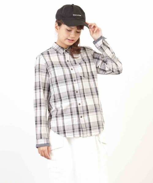 CUBE SUGAR(キューブシュガー)の「タテスラブ先染めチェックレギュラーシャツ(シャツ/ブラウス・レディース・ホワイト/ネイビー/ライトグレー/マルチ・M)」の2枚目の写真