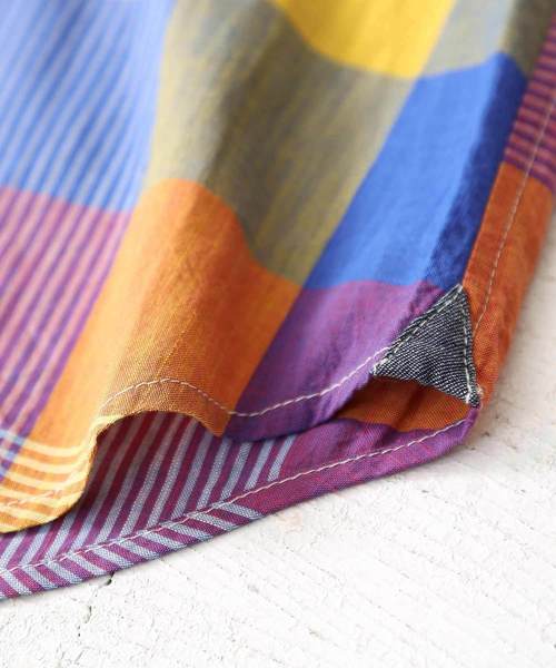 CUBE SUGAR(キューブシュガー)の「タテスラブ先染めチェックレギュラーシャツ(シャツ/ブラウス・レディース・ホワイト/ネイビー/ライトグレー/マルチ・M)」の6枚目の写真