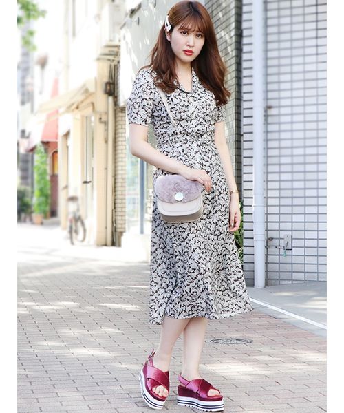 dazzlin(ダズリン)の「ファニーキャッツフラワーワンピース(ワンピース・レディース・イエロー/パープル/ブラウン・SMALL/MEDIUM)」の2枚目の写真