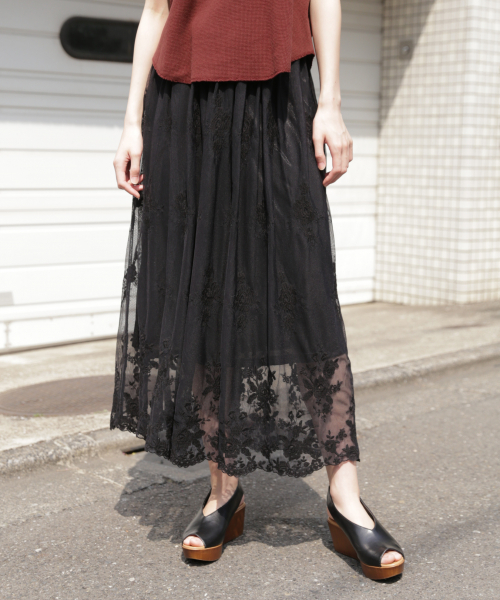 LOWRYS FARM（ローリーズファーム）の「２ＷＡＹレースマキシスカート　825270（スカート・レディース・オフホワイト/ブラック/ブラウン・FREE）」の3枚目の写真