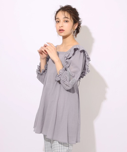 one after another NICE CLAUP（ワンアフターアナザーナイスクラップ）の「フリルチュニック（チュニック・レディース・ブラック/オフホワイト/ブルー・FREE）」の5枚目の写真