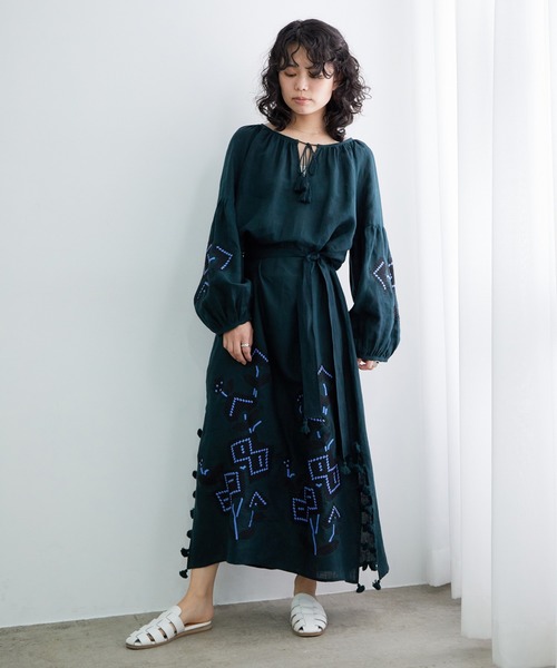 ADAM ET ROPE'(アダムエロペ)の「【BENARAS by CITRUS】別注Veronica Rose Dress(ワンピース・レディース・ベージュ/グリーン・1)」の1枚目の写真
