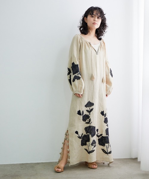 ADAM ET ROPE'(アダムエロペ)の「【BENARAS by CITRUS】別注Veronica Rose Dress(ワンピース・レディース・ベージュ/グリーン・1)」の3枚目の写真