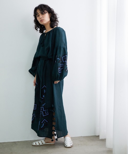 ADAM ET ROPE'(アダムエロペ)の「【BENARAS by CITRUS】別注Veronica Rose Dress(ワンピース・レディース・ベージュ/グリーン・1)」の4枚目の写真