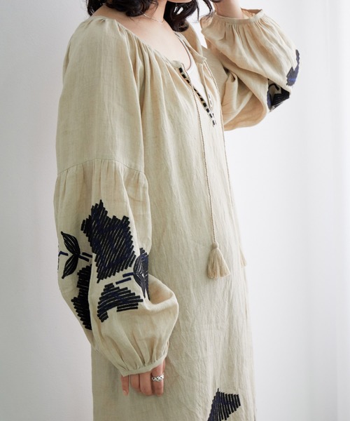 ADAM ET ROPE'(アダムエロペ)の「【BENARAS by CITRUS】別注Veronica Rose Dress(ワンピース・レディース・ベージュ/グリーン・1)」の6枚目の写真