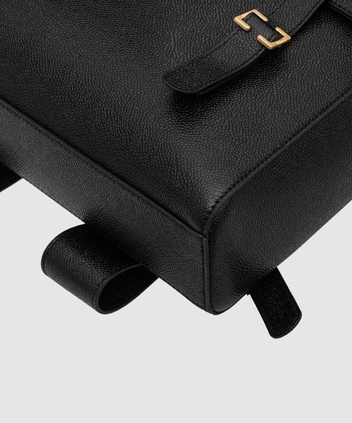 THOM BROWNE（トムブラウン）の「UNSTRUCTURED BOOK BAG IN PEBBLE GRAIN（バックパック/リュック・メンズ・ブラック・ONE SIZE）」の3枚目の写真