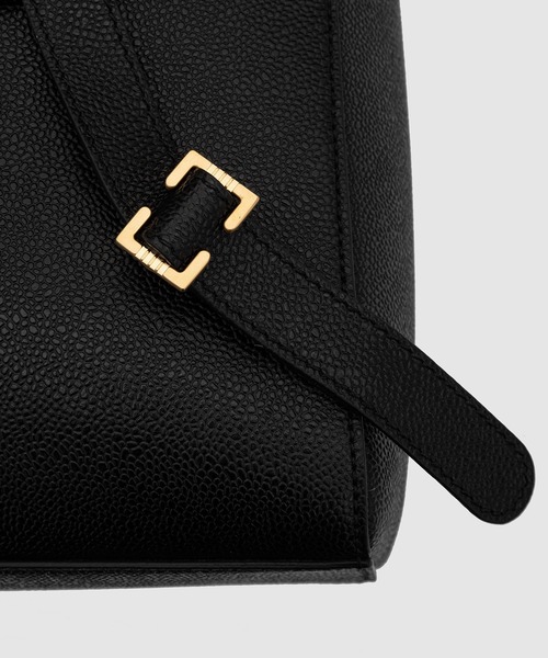 THOM BROWNE（トムブラウン）の「UNSTRUCTURED BOOK BAG IN PEBBLE GRAIN（バックパック/リュック・メンズ・ブラック・ONE SIZE）」の4枚目の写真