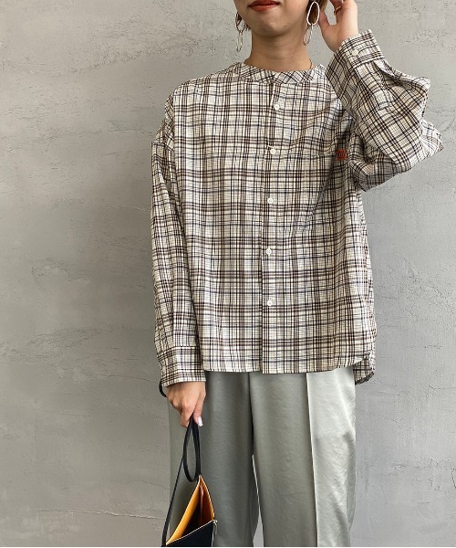 UNIVERSAL OVERALL（ユニバーサルオーバーオール）の「[UNIVERSAL OVERALL/ユニバーサルオーバーオール] 別注 ビッグシルエットバンドカラーシャツ（シャツ/ブラウス・レディース・ブルー系その他/ライトブルー/ブラック系その他/ブルー・F）」の2枚目の写真