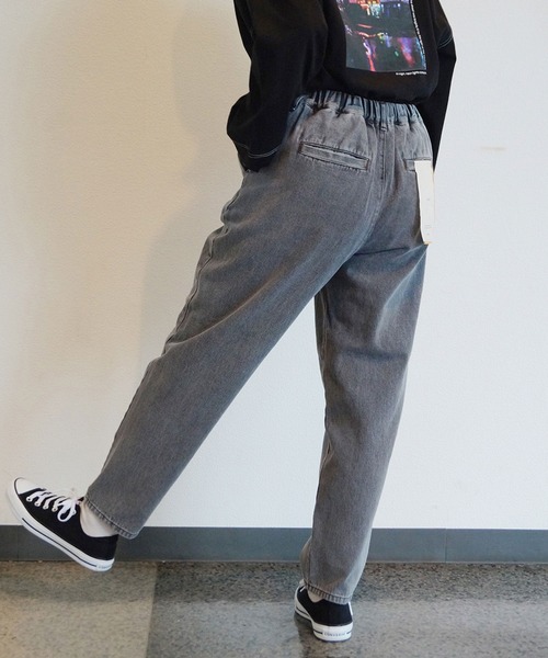 179/WG(イチナナキュウダブルジー)の「テーパードデニムパンツ(デニムパンツ・レディース・オフホワイト/ライトグレー・MEDIUM)」の4枚目の写真