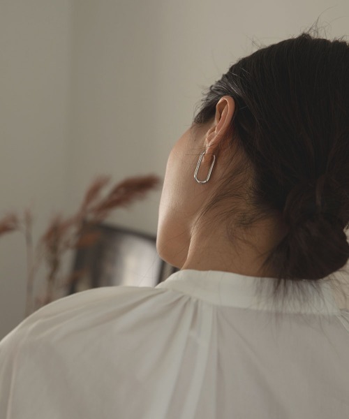 marjour（マージュール）の「VERTICAL HOOP PIERCE（ピアス（両耳用）・レディース・シルバー/ゴールド・FREE）」の7枚目の写真