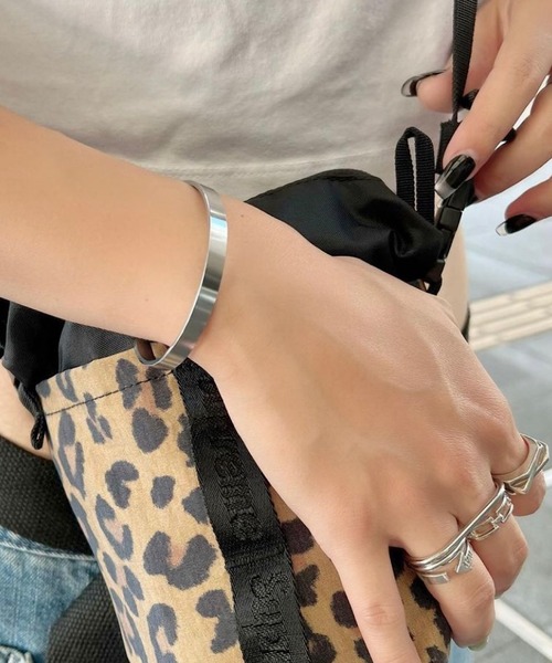 SBG（エスビー）の「SBG 平打ちプレーンバングル（バングル/リストバンド・メンズ・ブラック/シルバー/ゴールド/ピンクゴールド・#4/#6）」の7枚目の写真