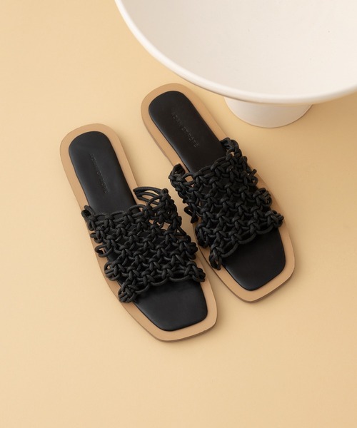 ADAM ET ROPE'（アダムエロペ）の「マクラメフラットサンダル（サンダル・レディース・ブラック/ベージュ/オフホワイト・23.5cm/24.5cm/23.0cm/24.0cm）」の2枚目の写真