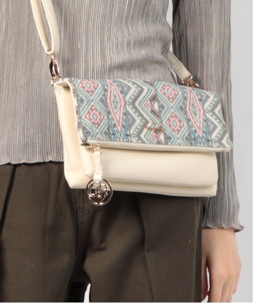 Pi（ピーアイ）の「クラッチにもなるレザー調合皮フラップショルダー　新柄登場（ショルダーバッグ・レディース・ホワイト/ブラウン系その他/ブルー/アイボリー・フリー）」の3枚目の写真