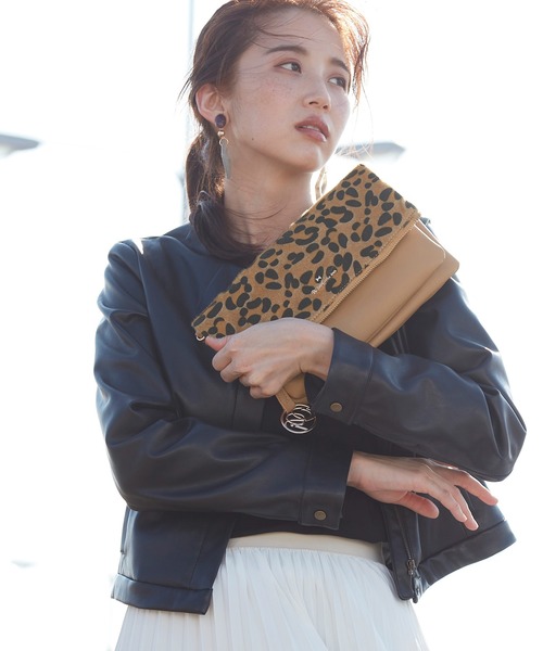 Pi（ピーアイ）の「クラッチにもなるレザー調合皮フラップショルダー　新柄登場（ショルダーバッグ・レディース・ホワイト/ブラウン系その他/ブルー/アイボリー・フリー）」の2枚目の写真