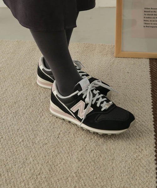 URBAN RESEARCH DOORS(アーバンリサーチドアーズ)の「NEW BALANCE WL996W(スニーカー・レディース・ブラック/ライトブルー・24.5/24/23.5)」の2枚目の写真
