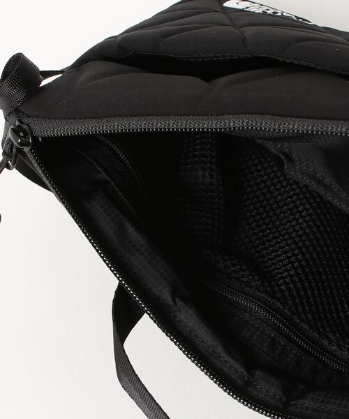 THE NORTH FACE（ザノースフェイス）の「THE NORTH FACE/ノースフェイス ジオフェイスポーチ NM82033（PC・タブレットケース・メンズ・ブラウン/ブラック・FREE）」の4枚目の写真