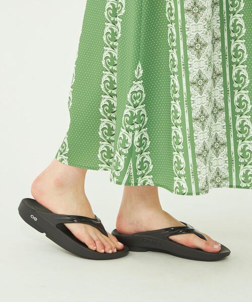 OOFOS（ウーフォス）の「【矢野未希子さん着用】＜OOFOS(ウーフォス)＞OOlala サンダル（サンダル・レディース・ブラック/ベージュ/ホワイト・25cm/24cm/23cm）」の14枚目の写真