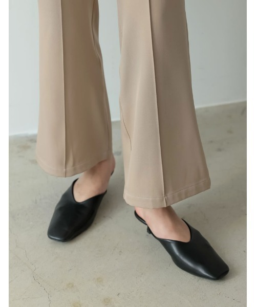 ポリツイルピンタックセミフレアパンツ