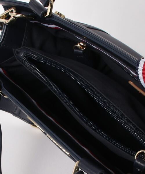 TOMMY HILFIGER（トミーヒルフィガー）の「QUINN- CV SATCHL-SG PVC（ショルダーバッグ・レディース・ネイビー・FREE）」の2枚目の写真