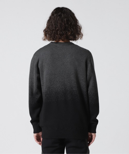 1piu1uguale3 RELAX（ウノピュウノウグァーレトレリラックス）の「1PIU1UGUALE3 RELAX/ウノピゥ ウノ ウグァーレ トレ リラックス/グラデーションクルーネックニット（ニット/セーター・メンズ・ホワイト/ブラック・L/XL/M）」の6枚目の写真