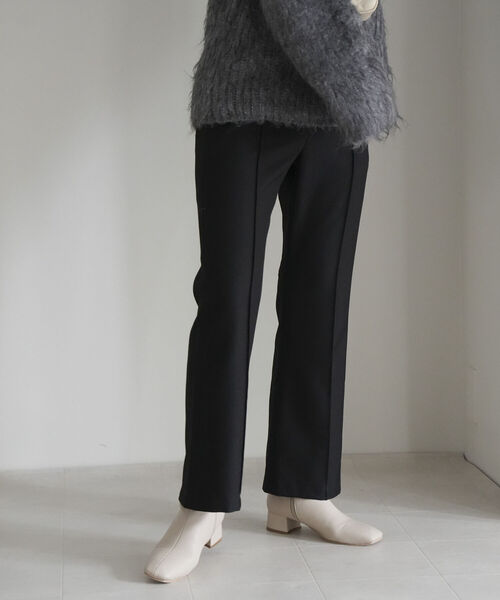 fredy emue(フレディエミュ)の「【サイズ展開あり】センターピンタックフレアーパンツ(スラックス・レディース・ブラック/オフホワイト/ミント・38/36/34)」の3枚目の写真