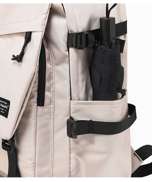 florist(フローリスト)の「【2size展開】【A4収納可】ユニセックス多機能フラップデザインリュックサック/バックパック(バックパック/リュック・レディース・ブラック系2/ブルー系2/ホワイト系2/ブラック系1/レッド系2/ホワイト系1/レッド系1/ブルー系1・M/L)」の16枚目の写真